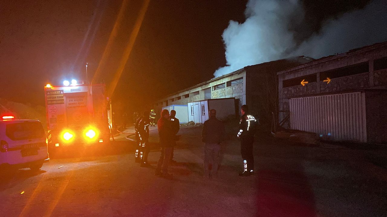 BOLU’DA İNŞAAT DEPOSUNDA YANGIN PANİĞİ