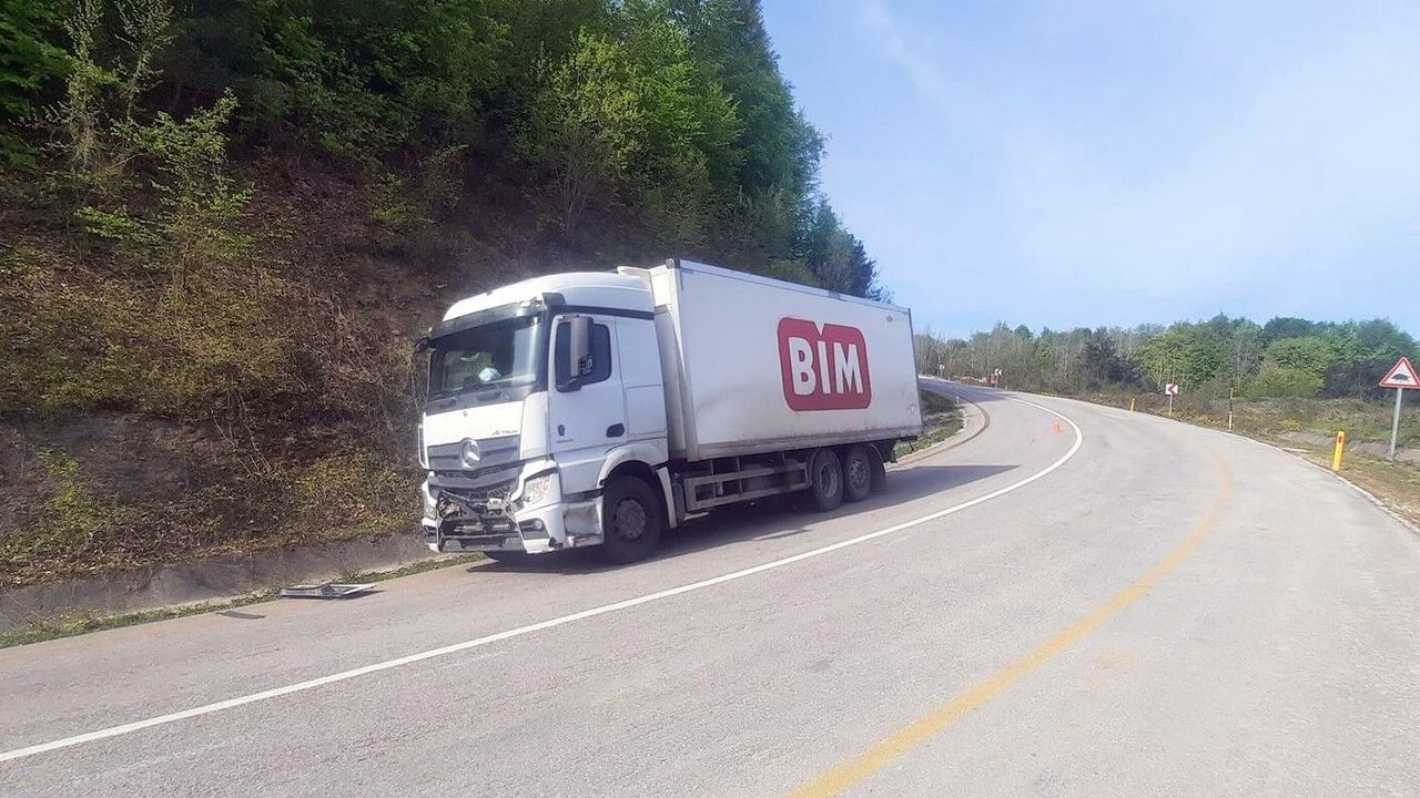 FRENLER BOŞALDI, KAMYON ŞARAMPOLE UÇTU: 1 YARALI