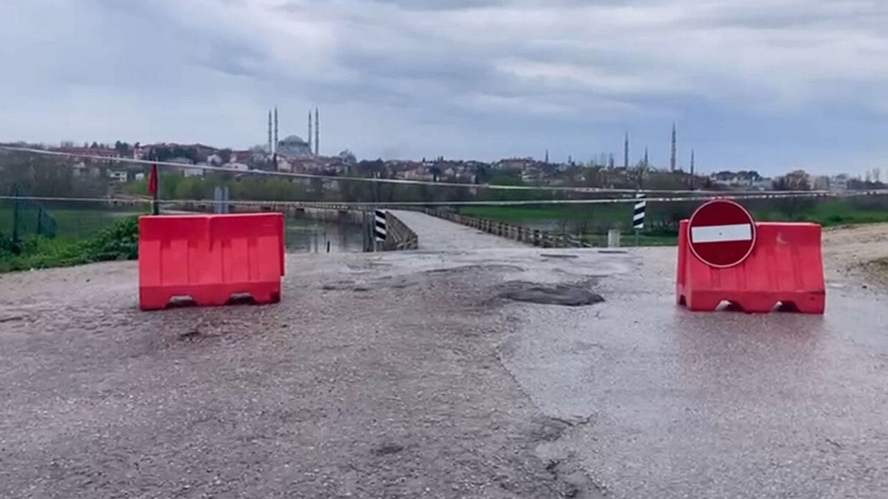 EDİRNE’DE TAŞKIN ALARMI: NEHİRLER TAŞTI, KÖPRÜ TRAFİĞE KAPATILDI