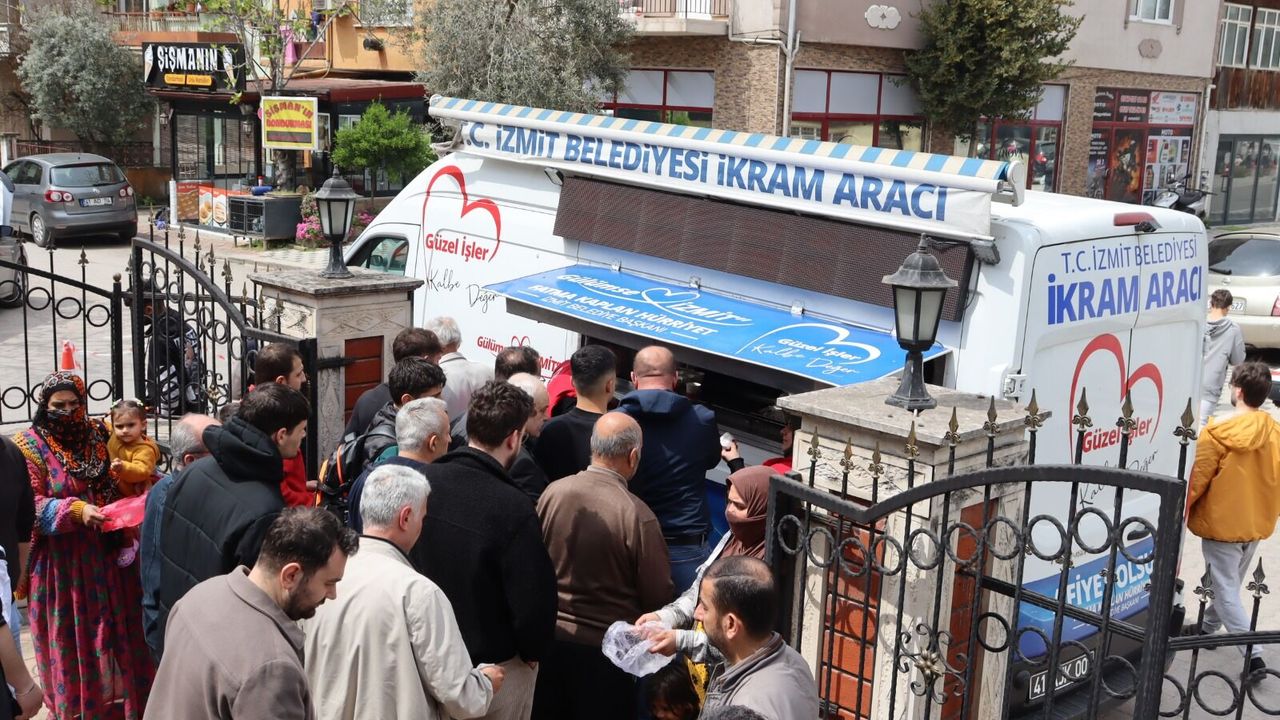 İZMİT BELEDİYESİ’NDEN HASAN AĞA CAMİİ’NDE CUMA İKRAMI