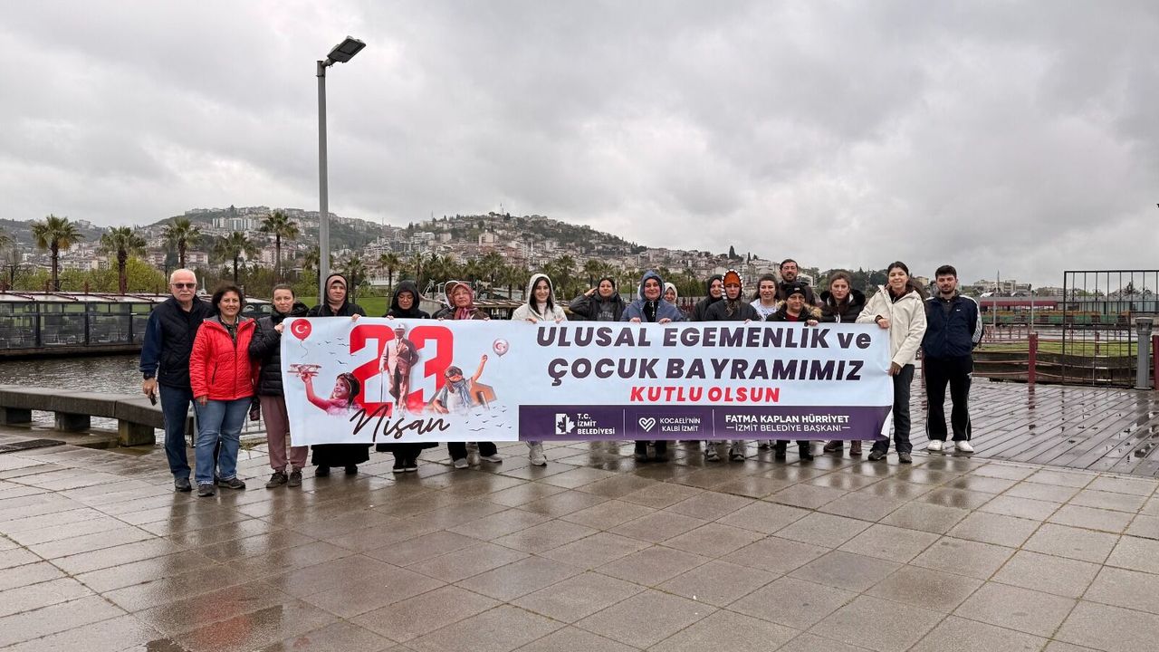 İZMİT’TE KADINLAR 23 NİSAN’DA SAĞLIKLI YAŞAM İÇİN YÜRÜDÜ