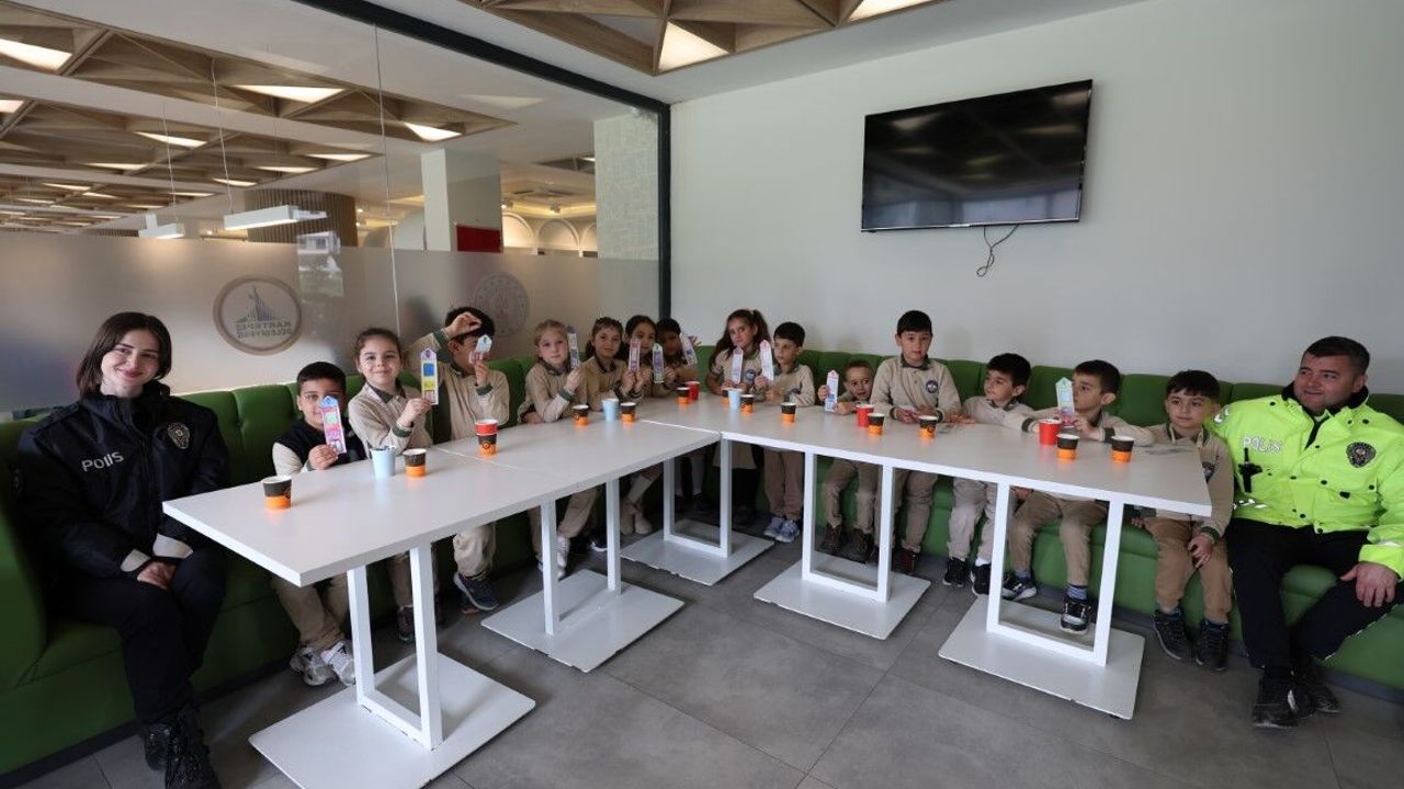 KARTEPE’DE POLİS HAFTASI KUTLAMASI: MİNİKLERDEN ANLAMLI BULUŞMA