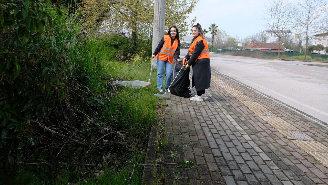 ÜNİVERSİTELİ GENÇLERDEN ANLAMLI ÇEVRE TEMİZLİĞİ