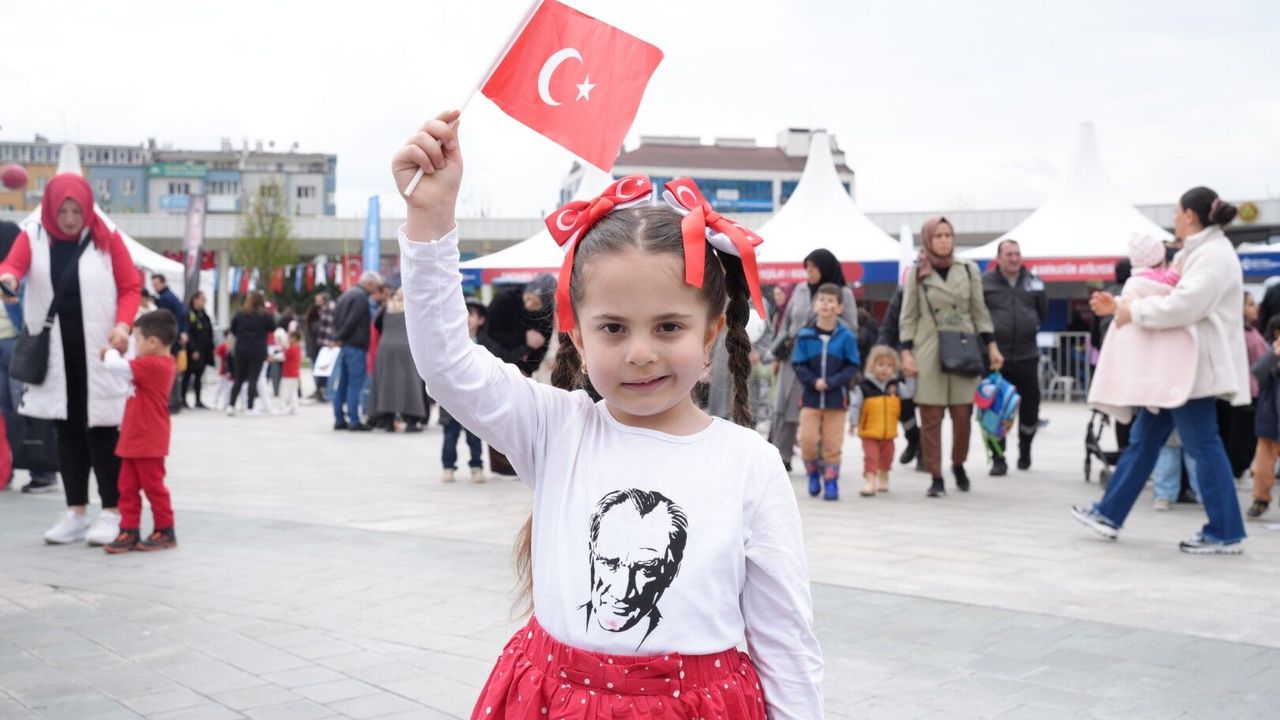 İZMİT MİLLİ İRADE MEYDANI’NDA 23 NİSAN COŞKUSU ZİRVE YAPTI