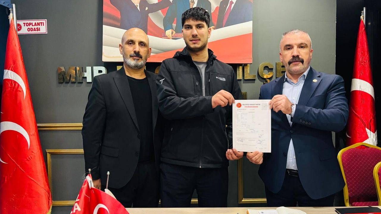 MHP DİLOVASI’NDA GENÇ ÜYEYE SÜRPRİZ KUTLAMA