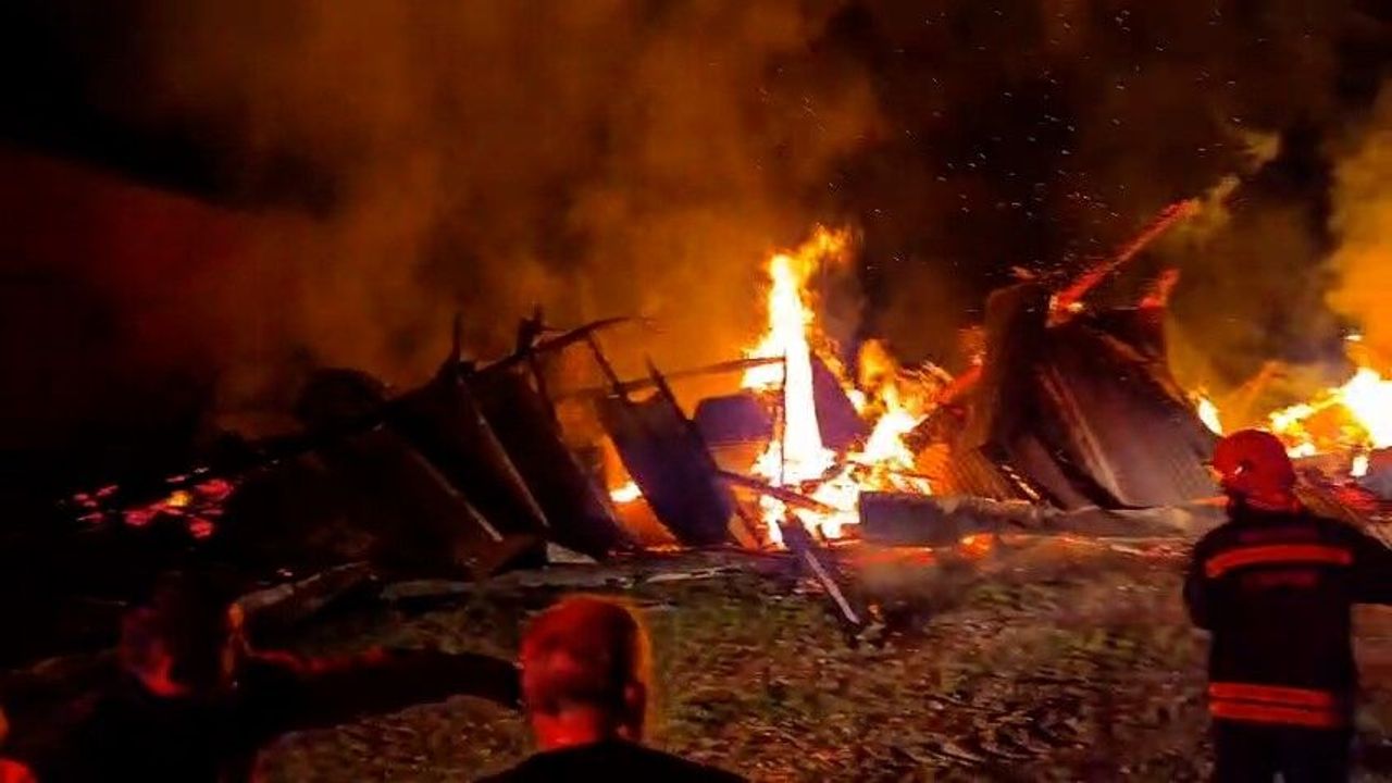 YILDIRIM DÜŞTÜ SAMANLIK VE TRAKTÖR KÜL OLDU