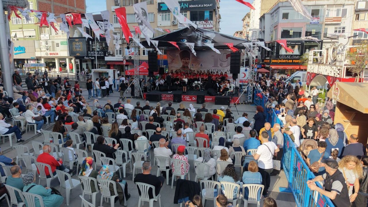 İZMİT BELEDİYESİNDEN 19 MAYIS'TA MÜZİK VE BAYRAM COŞKUSU