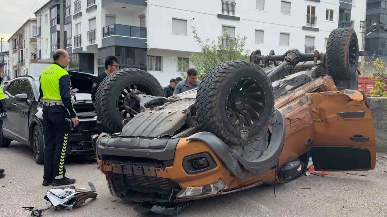 PİKAP TAKLA ATTI, FACİADAN DÖNÜLDÜ