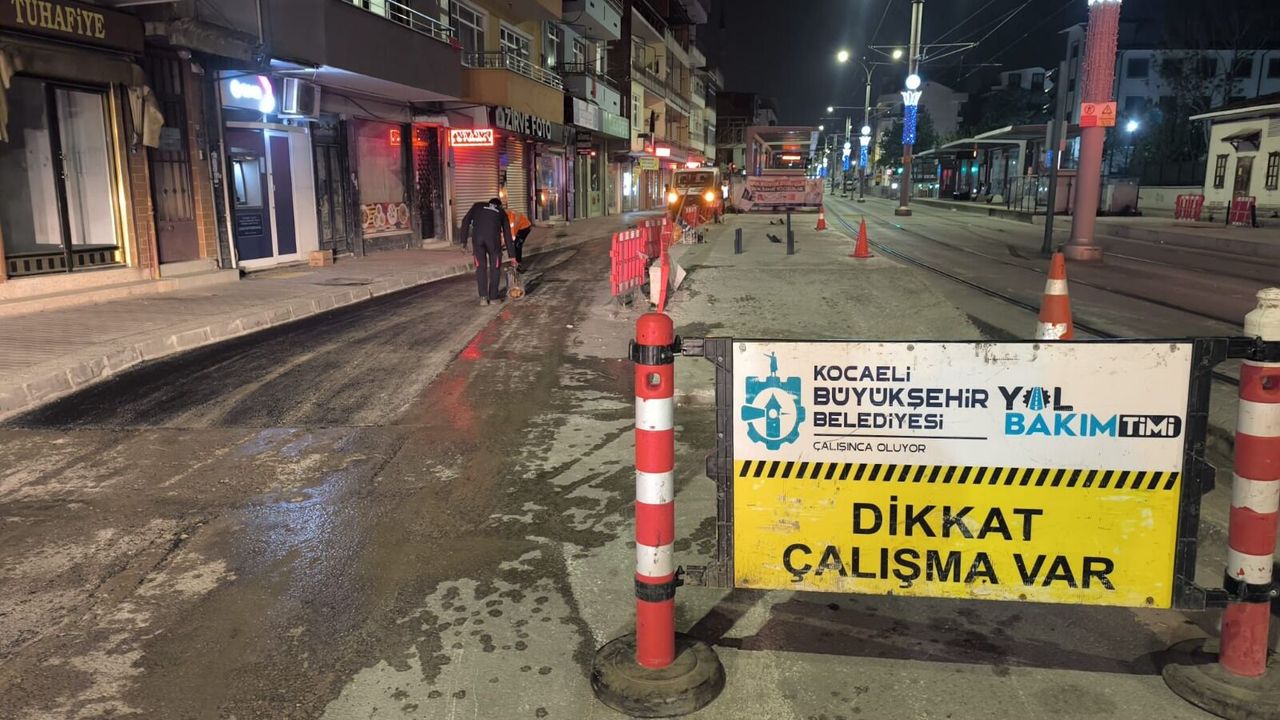 BÜYÜKŞEHİR EKİPLERİ İZMİT’TE SAHADA! CADDE CADDE BAKIM VE ONARIM ÇALIŞMASI