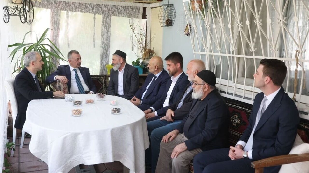 BÜYÜKAKIN ÇAYIROVA’DA ESNAF VE VATANDAŞLARLA BULUŞTU