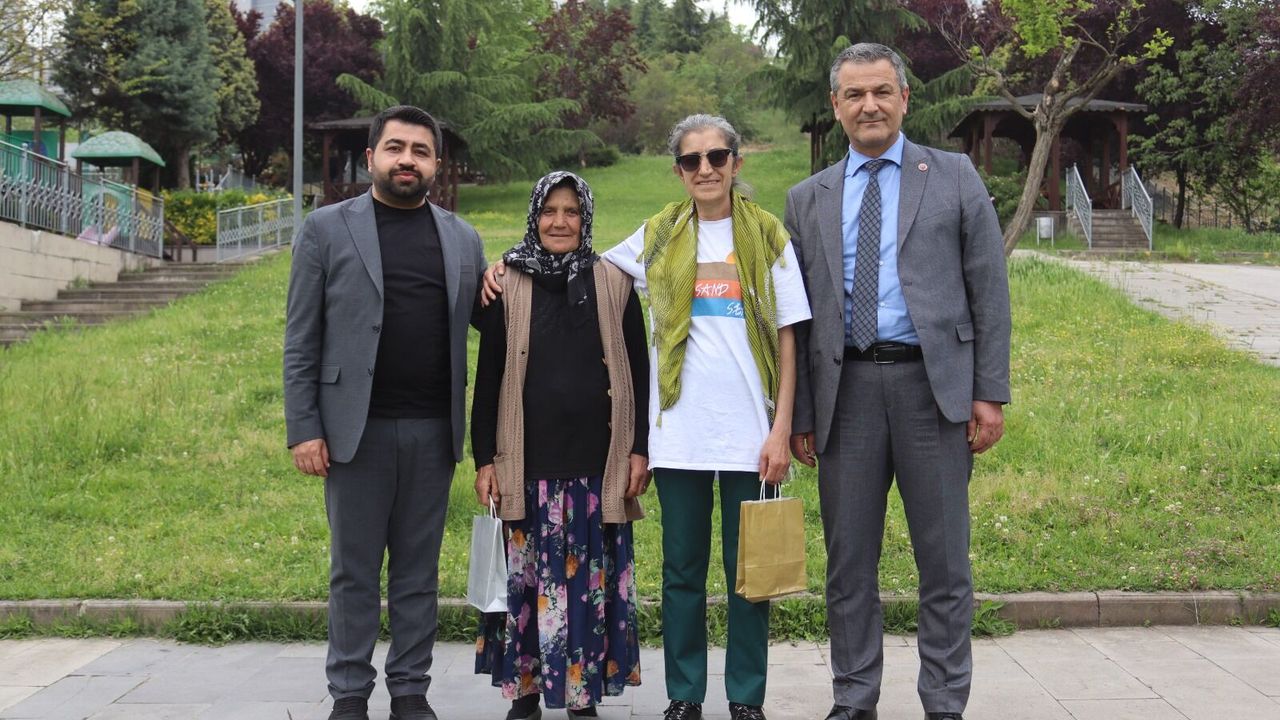 KADIN MUHTARLARA İZMİT BELEDİYESİNDEN ANNELER GÜNÜ ZİYARETİ