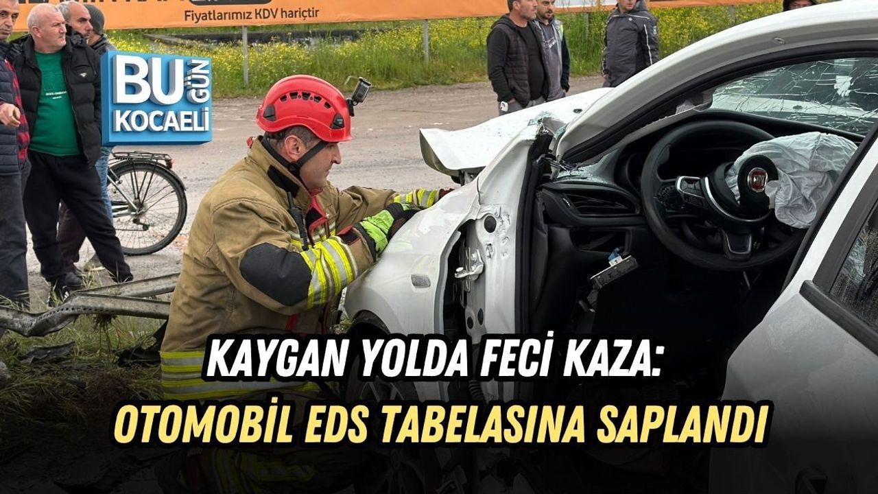 KAYGAN YOLDA FECİ KAZA: OTOMOBİL EDS TABELASINA SAPLANDI