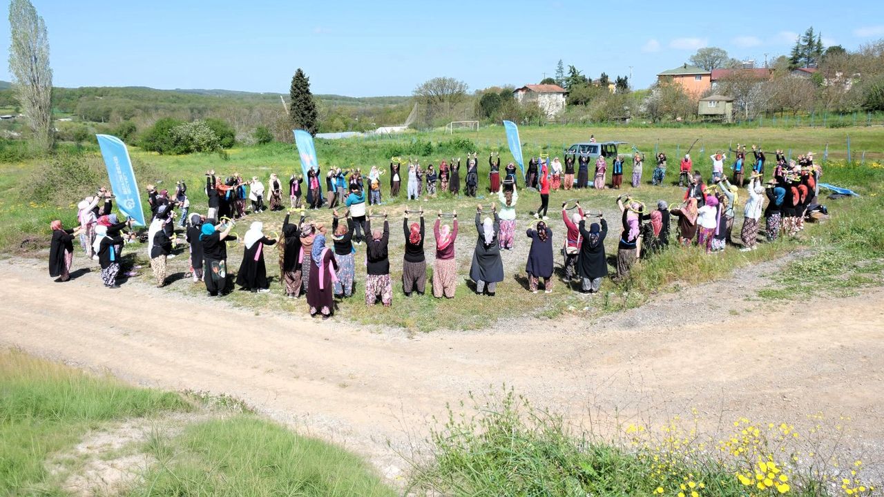 ŞALVARLARIYLA SPOR YAPAN KADINLAR DENİZLİ KÖYÜ’NE RENK KATTI