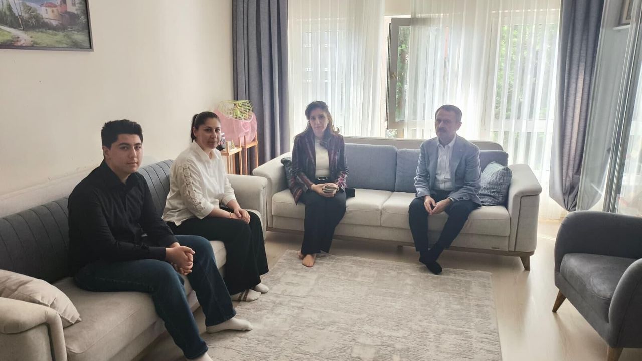 VALİ İLHAMİ AKTAŞ’TAN ŞEHİT EŞİNE ANNELER GÜNÜ ZİYARETİ
