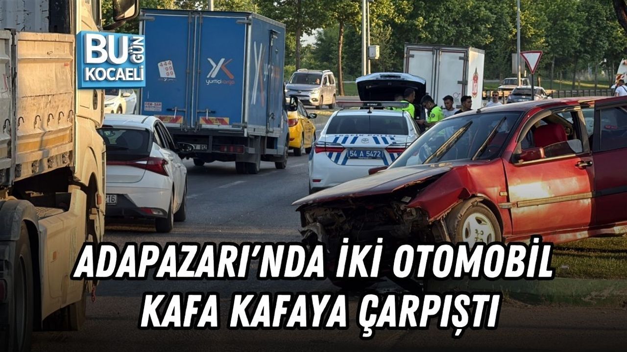 ADAPAZARI'NDA İKİ OTOMOBİL KAFA KAFAYA ÇARPIŞTI