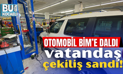 Kocaeli'de otomobil BİM’e daldı, vatandaş çekiliş var sandı!