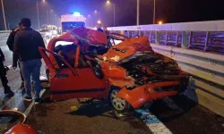 Tıra arkadan çarpan otomobil hurdaya döndü: 4 yaralı