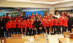 Zafer Birdal’dan Gölcükspor’a moral dolu balık ziyafeti
