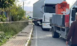 Tırın çarptığı elektrik direği devrildi