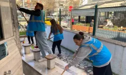 KÜSLERİ BARIŞTIRIP, CAMİLERİ TEMİZLİYORLAR