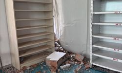 İzmit’te Otomobil Camiye Daldı: O Anlar Kamerada