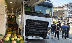 Yokuşta Kayan Tırın 5 Araçta Hasara Neden Olduğu Kaza Kamerada