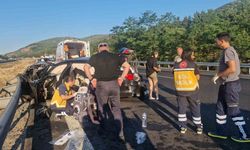 Önce Kamyona Sonra Bariyere Çarptı