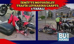 İzmit’te Motosiklet Trafik Levhasına Çarptı: 2 Yaralı