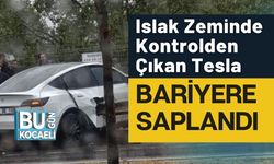 Islak Zeminde Kontrolden Çıkan Tesla Bariyere Saplandı