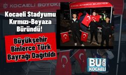Kocaeli Stadyumu Kırmızı-Beyaza Büründü! Büyükşehir Binlerce Türk Bayrağı Dağıtıldı