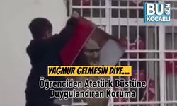 Yağmur Gelmesin Diye… Öğrenciden Atatürk Büstüne Duygulandıran Koruma