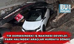 Tır Dorsesindeki İş Makinesi Devrildi: Park Halindeki Araçlar Hurdaya Döndü