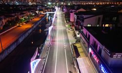 İzmit Belediyesi Akarca Caddesi’ni Baştan Sona Yeniledi