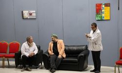 Kartepe’de Kahkaha Dolu Tiyatro Gecesi: “Deliriyorum Ben Haberin Olsun”