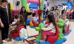 Gölcük’te Tatil Coşkusu Taştı: Çocuk Şenliği Kongre Sarayı’nı Doldurdu