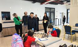 Vali Aktaş, Kocaeli’de Düzenlenen Satranç Turnuvası Finallerini İzledi