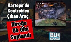 Kartepe’de Kontrolden Çıkan Araç Direğe Ok Gibi Saplandı