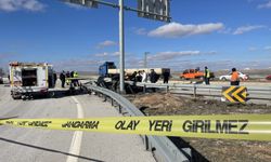 AİLE FACİASI: OTOMOBİL BARİYERLERE SAPLANDI, ANNE VE BABA ÖLDÜ