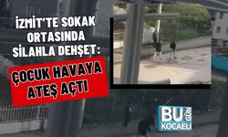 İZMİT’TE SOKAK ORTASINDA SİLAHLA DEHŞET: ÇOCUK HAVAYA ATEŞ AÇTI