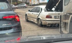 KIRMIZI IŞIKTA DURAN OTOMOBİLE DEMİRLER OK GİBİ SAPLANDI