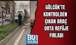 GÖLCÜK’TE KONTROLDEN ÇIKAN ARAÇ ORTA REFÜJE FIRLADI