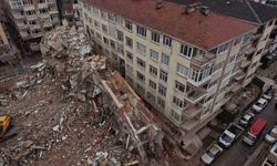 KENTSEL DÖNÜŞÜM YIKIMINDA DEHŞET: BETON PARÇALARI YAN BİNAYA DEVRİLDİ