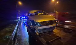 KONTROLDEN ÇIKAN OTOMOBİL BARİYERLERE ÇARPTI: SÜRÜCÜ AĞIR YARALI