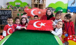 Lokomotif Çocuk Köyü’nde Minikler Türk Bayrağını Öğrendi