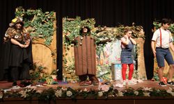 “ORMAN KORUYUCULARI” ÇOCUKLARA DOĞA SEVGİSİNİ SAHNEDE AŞILADI