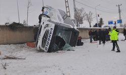 YOLCU OTOBÜSÜ DEVRİLDİ 16 KİŞİ YARALANDI