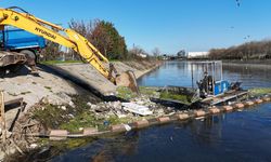 İZMİT KÖRFEZİ’NE ATIK GEÇİDİ YOK! 12 METREKÜP ATIK DENİZE ULAŞMADAN TOPLANDI