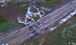 ASFALTIN ORTASINDAN SU FIŞKIRDI: SÜRÜCÜLER ŞAŞKINA DÖNDÜ