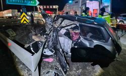 TEM OTOYOLU’NDA BARİYERE ÇARPAN OTOMOBİL PARÇALANDI 2 KİŞİ AĞIR YARALI