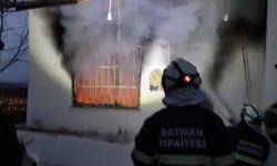 BATMAN’DA TEK KATLI EV ALEVLERE TESLİM OLDU